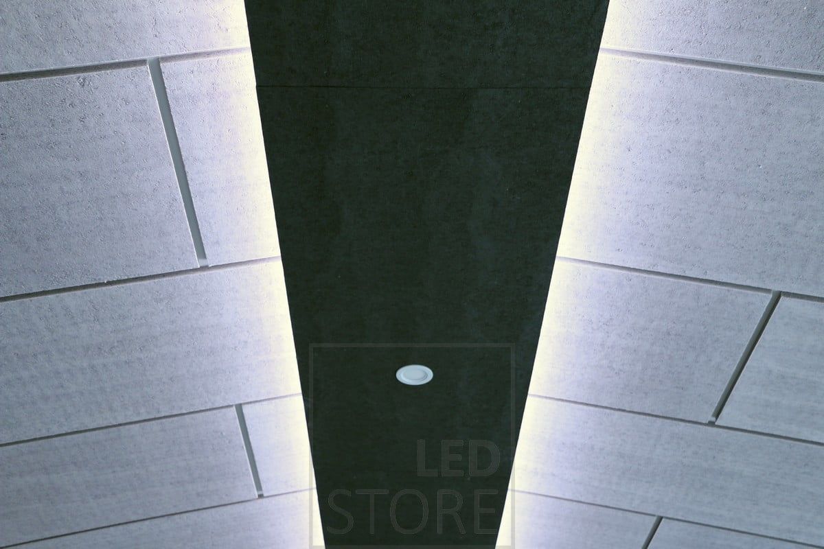 Indirect light on the ceiling in two directions